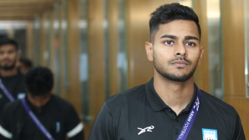 স্বাধীন বাংলা ফুটবল দলের অধিনায়ক পিন্টুকে জয় উৎসর্গ শমিতের