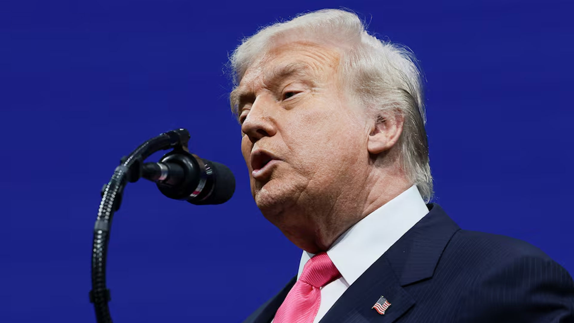 যৌন নিপীড়ক এপস্টিনের নথি প্রকাশের বিলে ট্রাম্পের সই