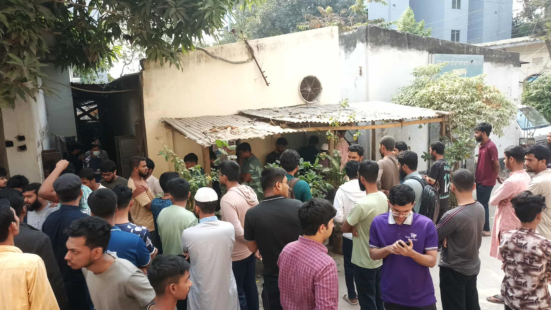 ভূমিকম্পে আরমানিটোলায় ভবনের রেলিং ভেঙে নিহত ৩