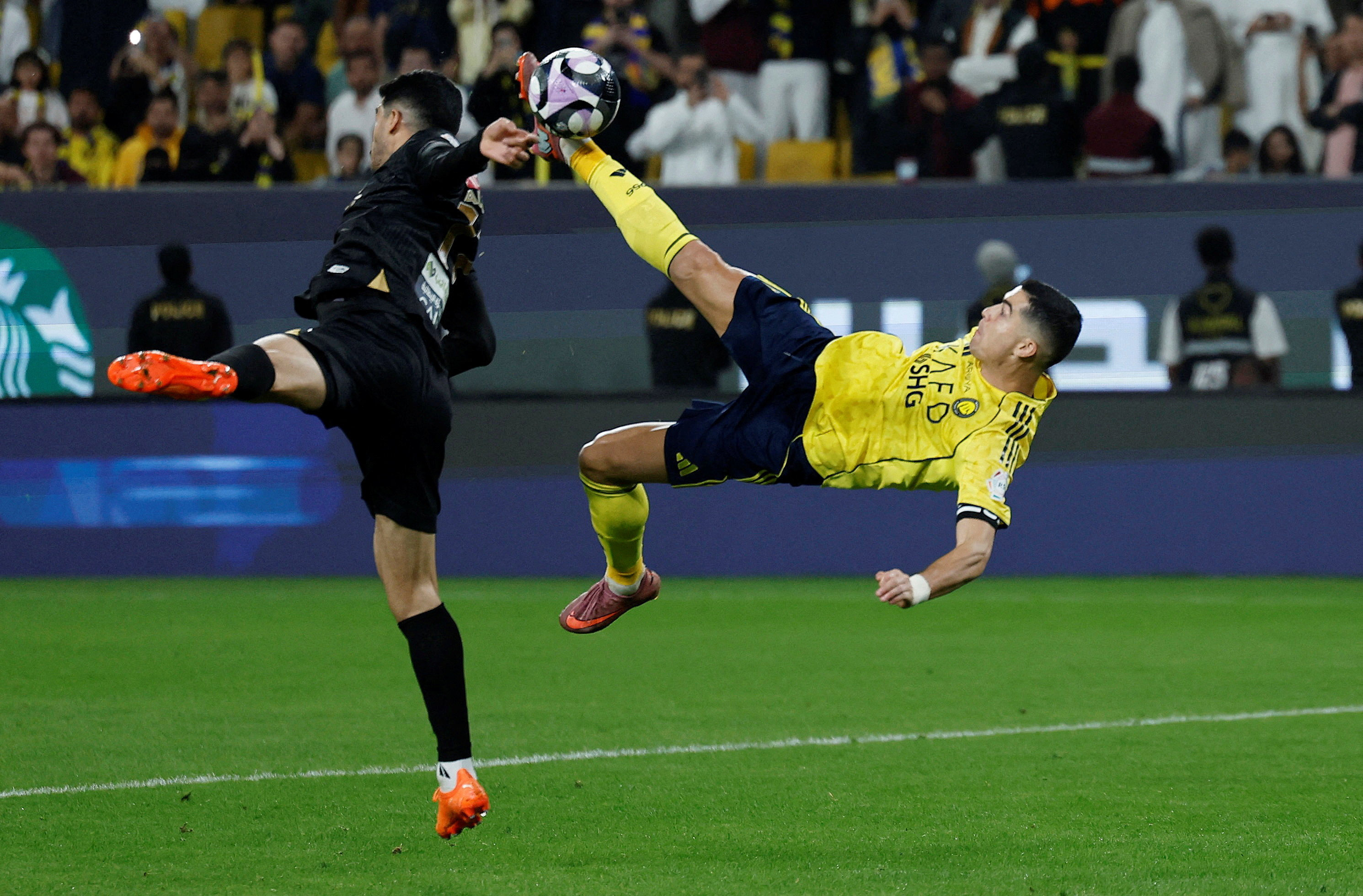 বাইসাইকেল কিকে গোল করে মুগ্ধতা ছড়ালেন রোনালদো