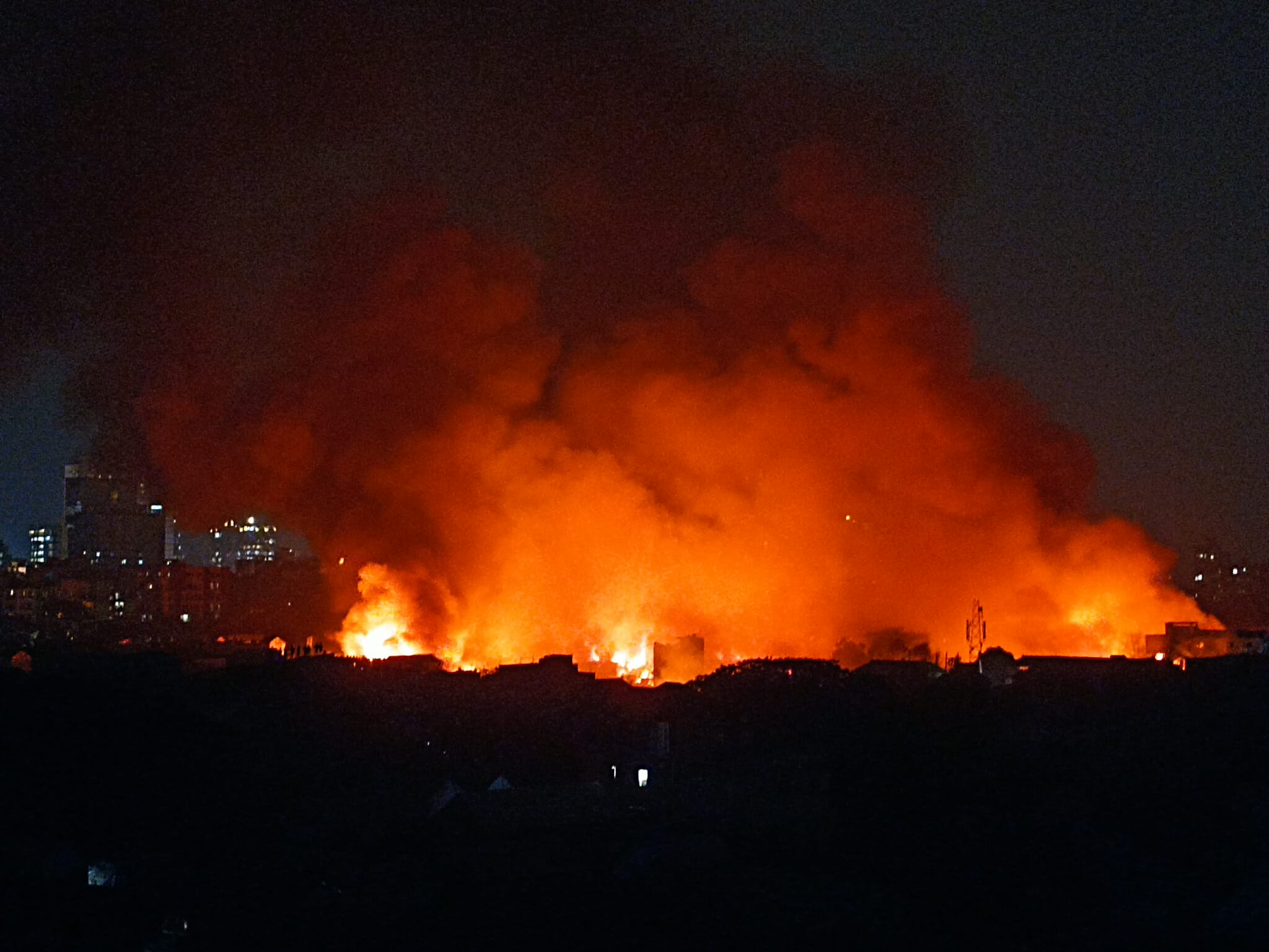 ৩ ঘণ্টার বেশি সময় ধরে জ্বলছে কড়াইল বস্তি