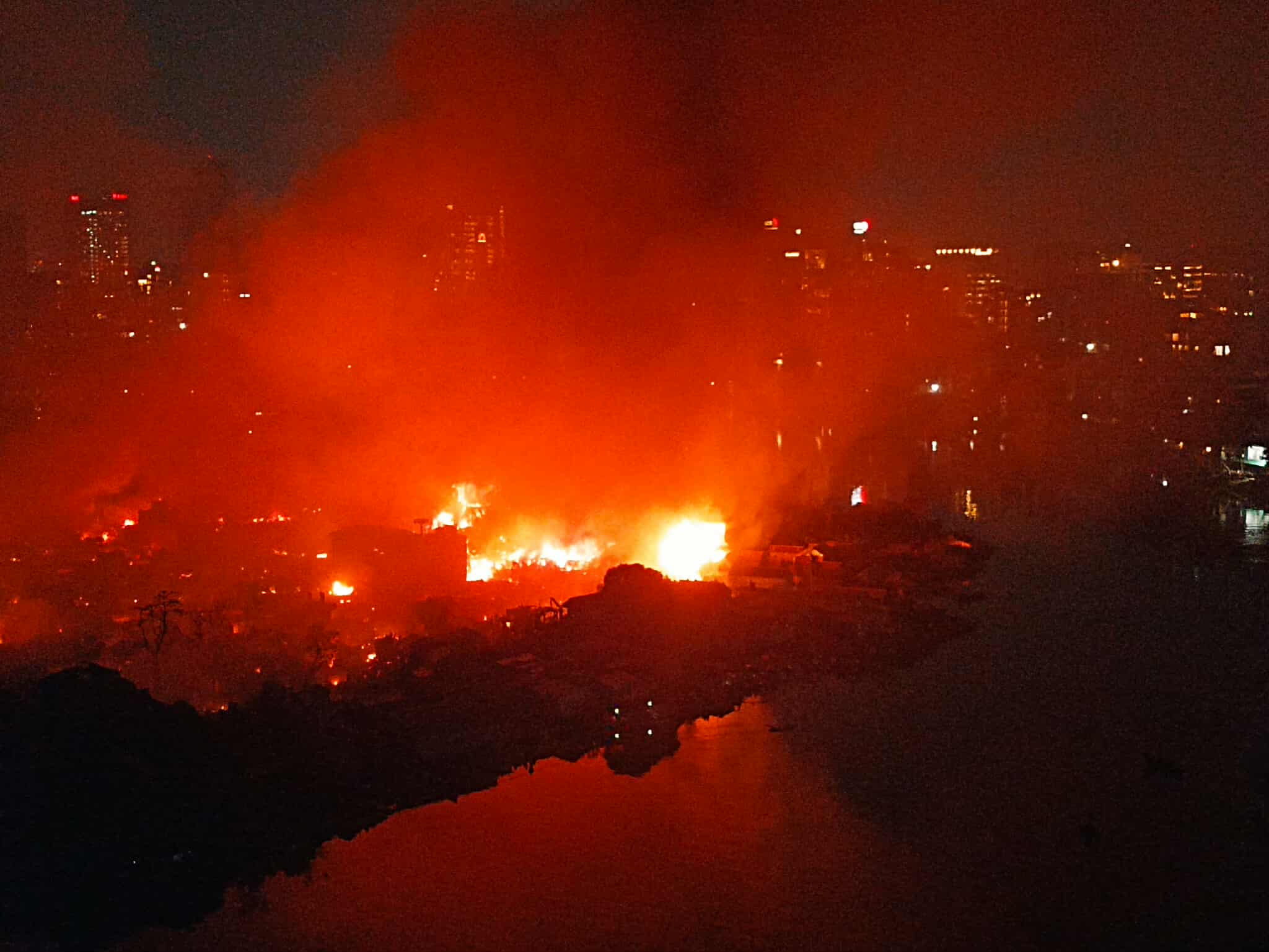 সাড়ে ৫ ঘণ্টার চেষ্টায় কড়াইল বস্তির আগুন নিয়ন্ত্রণে