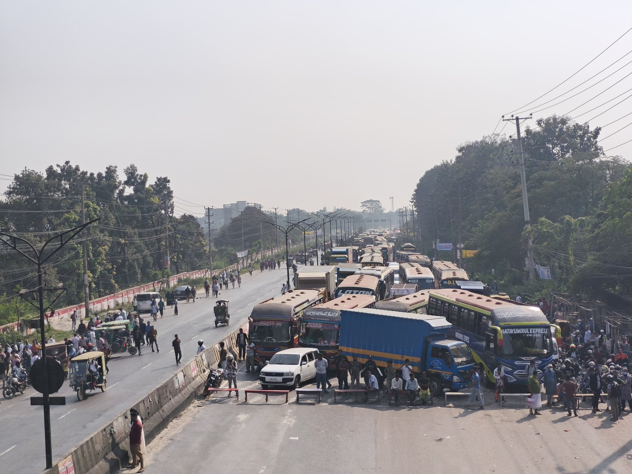 ৪৭তম বিসিএস লিখিত পরীক্ষা পেছানোর দাবিতে জাবি শিক্ষার্থীদের মহাসড়ক অবরোধ