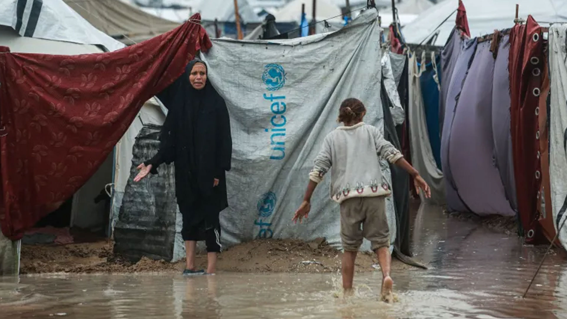 যুদ্ধবিধ্বস্ত গাজায় ‘মড়ার ওপর খাঁড়ার ঘা’ শীতকালীন ঝড়