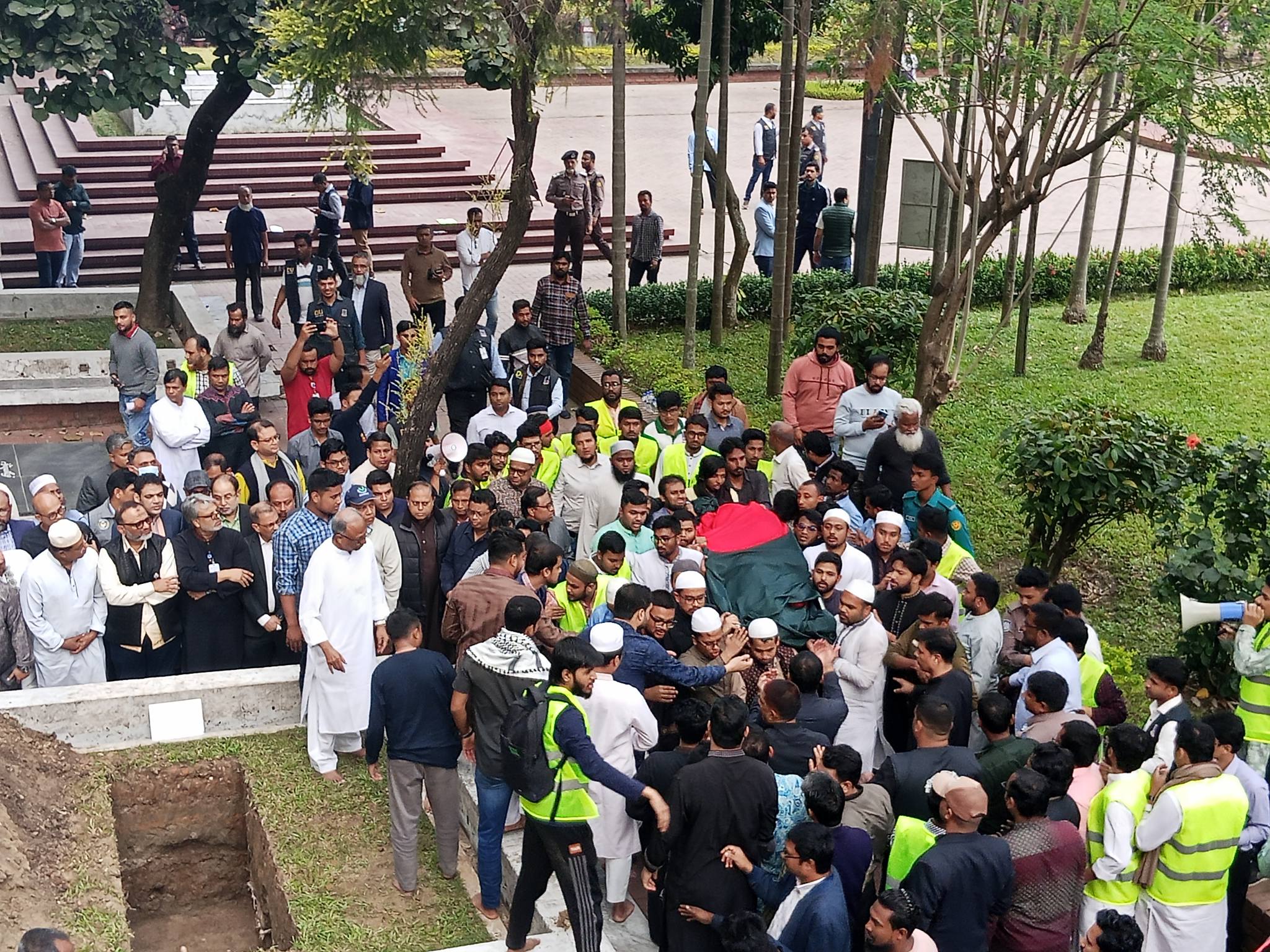 জাতীয় কবির সমাধির পাশে ওসমান হাদির দাফন সম্পন্ন