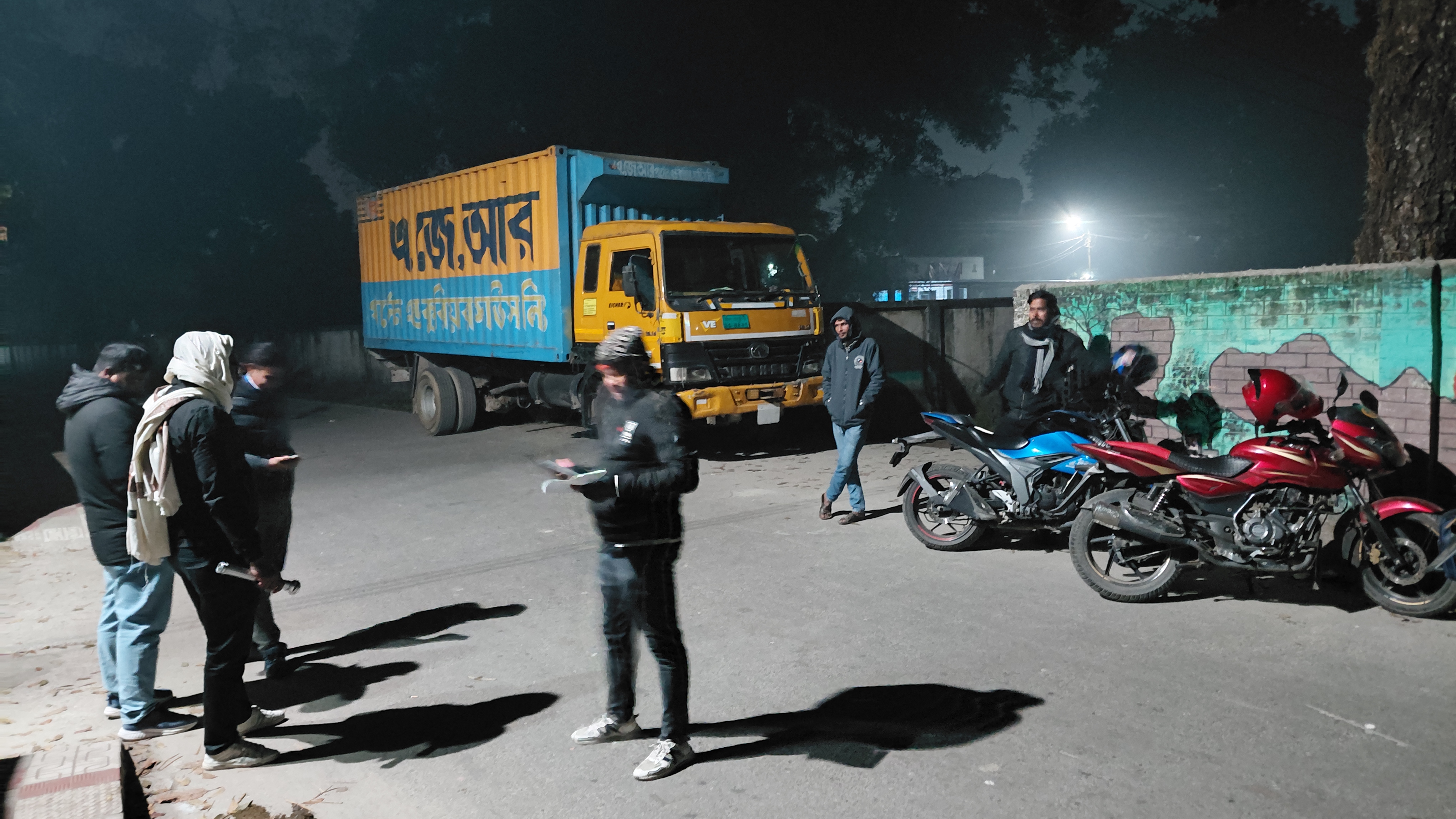 পুলিশের তল্লাশিতে ছাড় পাওয়া ‘ভারতীয় পণ্য’ বিজিবির হাতে আটক