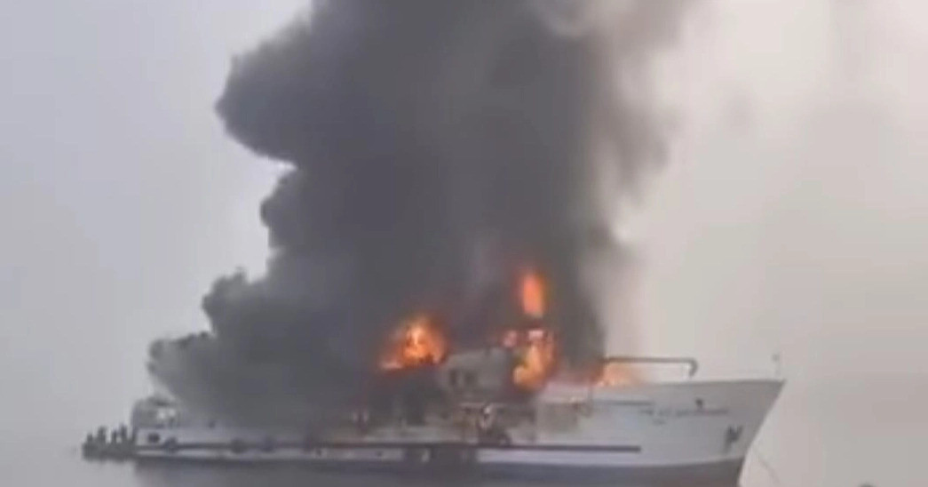 কক্সবাজারে ঘাটে বাঁধা সেন্টমার্টিনগামী জাহাজে আগুন