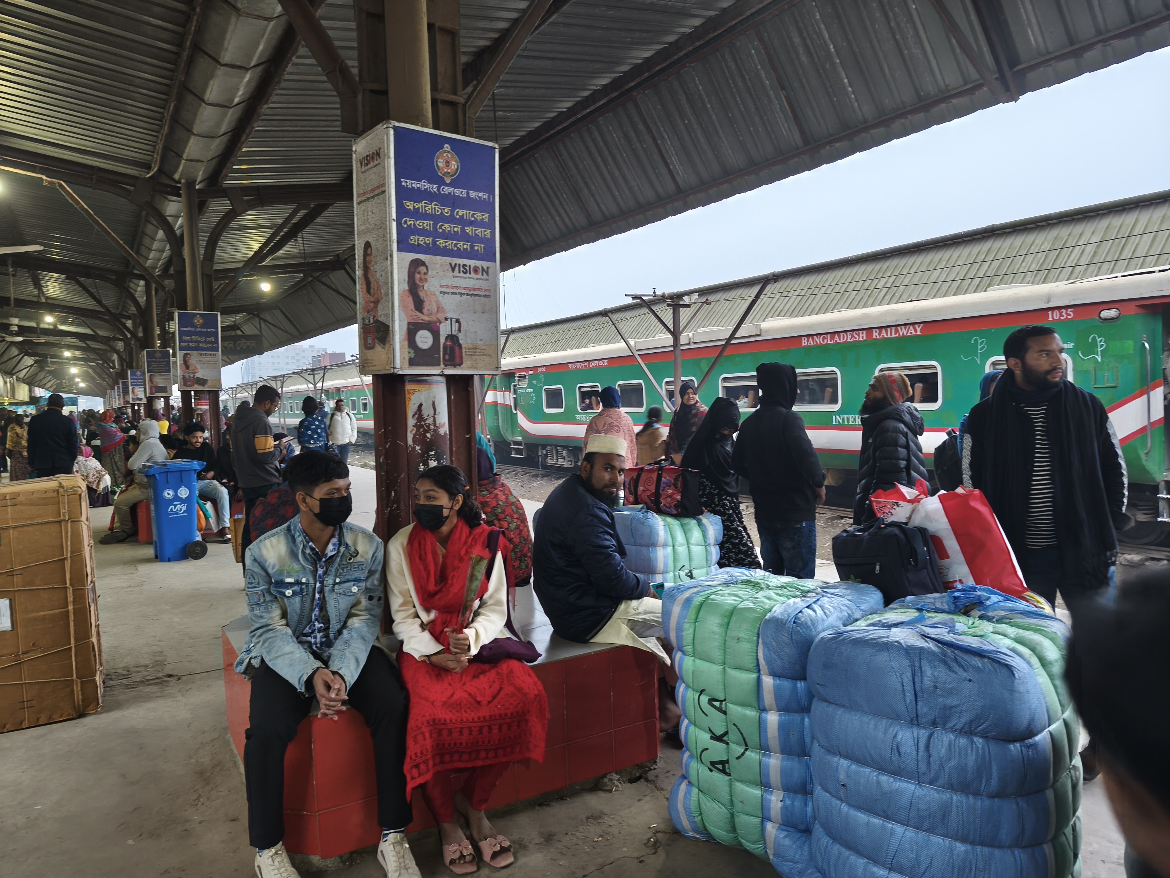 দুই দিন ধরে ঢাকা-ময়মনসিংহ রেলপথ অবরোধ, চরম দুর্ভোগে যাত্রীরা