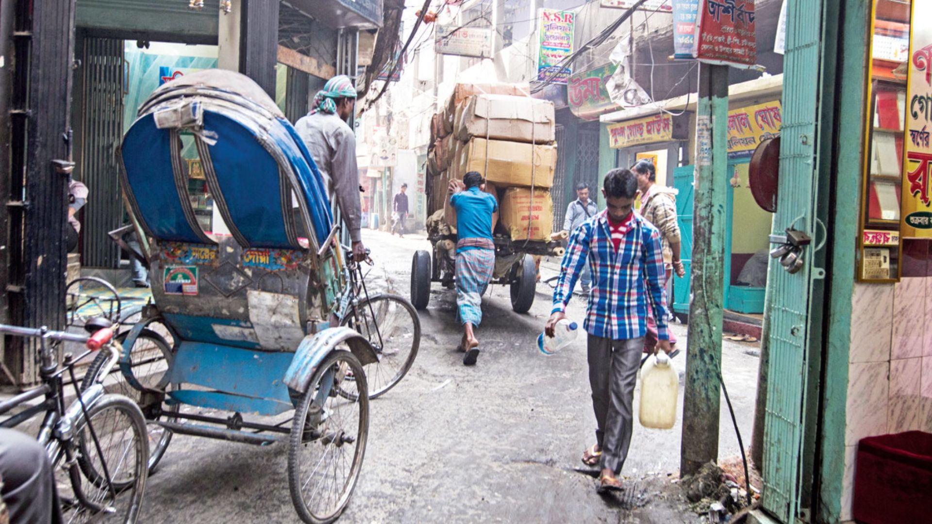 যানজটের ঢাকায় গন্তব্যে পৌঁছে দেয় ‘শর্টকাট’