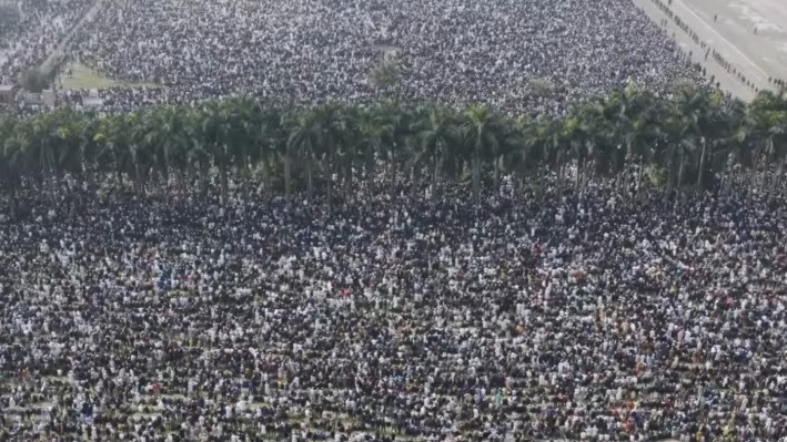 যতদূর চোখ যায়, শুধু মানুষ আর মানুষ