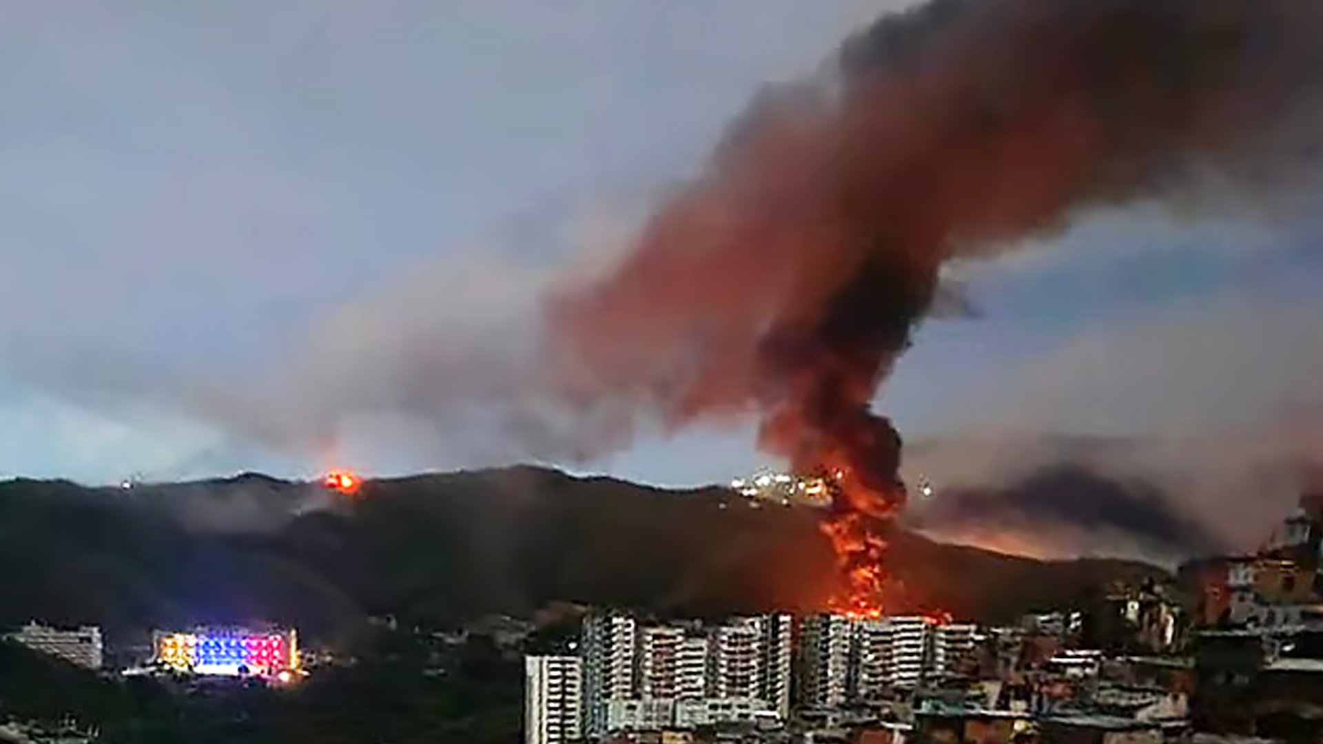 ভেনেজুয়েলায় ট্রাম্পের হামলা কেন, এরপর কী ঘটতে পারে