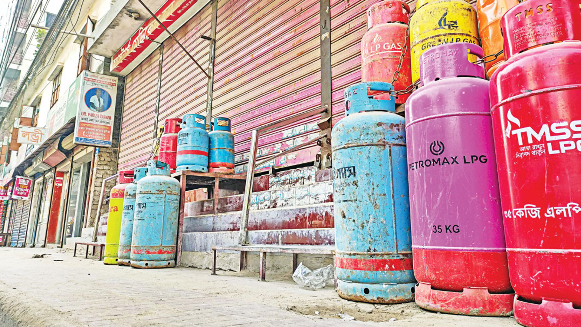 কৃত্রিম ঘাটতিতে এলপিজি সিলিন্ডারের দাম আকাশছোঁয়া