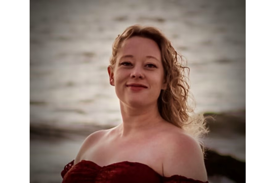 অভিবাসন কর্মকর্তার গুলিতে নিহত নারী ছিলেন কবি, ট্রাম্পের চোখে হয়ে গেলেন ‘সন্ত্রাসী’