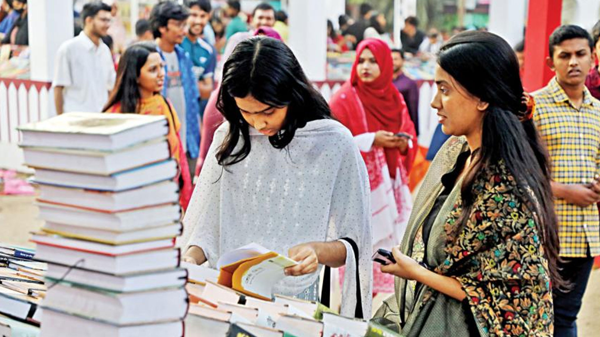 বাংলা একাডেমি প্রাঙ্গণে একদিনের প্রতীকী বইমেলা