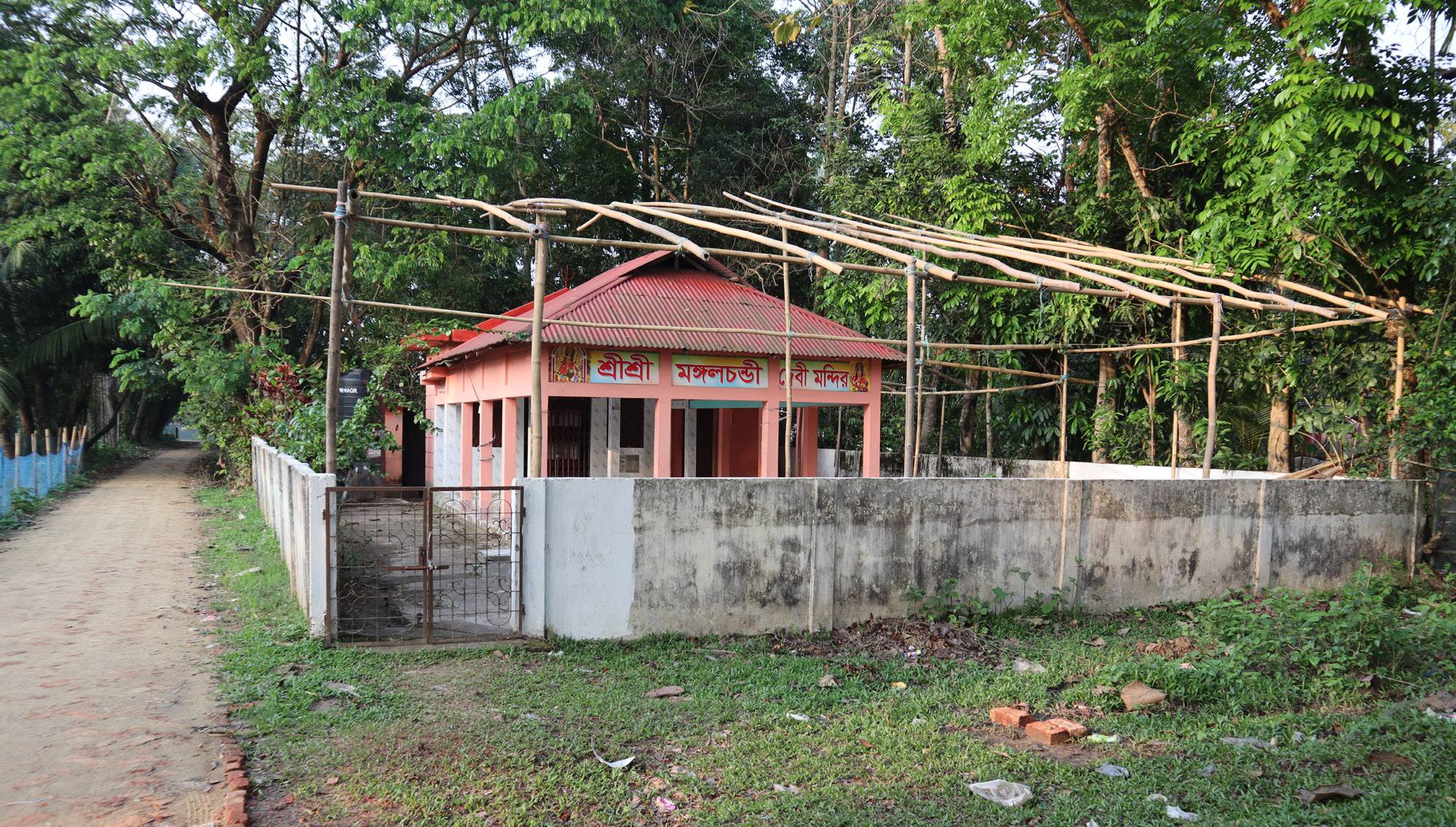 পুরো বাজার জুড়েই যেন নিস্তব্ধতা।