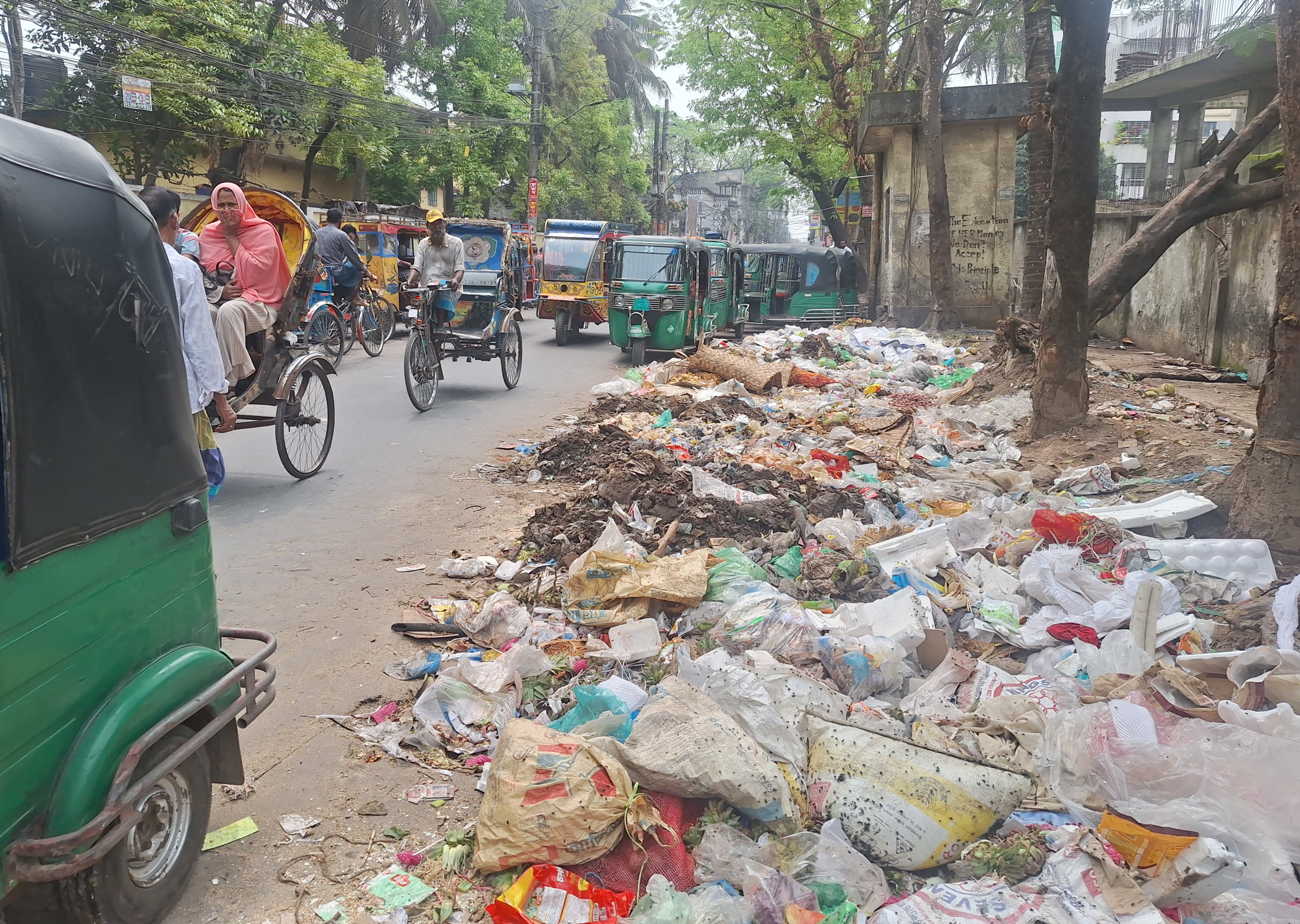 বরিশাল নগরীর সড়কে ময়লার স্তূপ। ছবি: টিটু দাস/ স্টার
