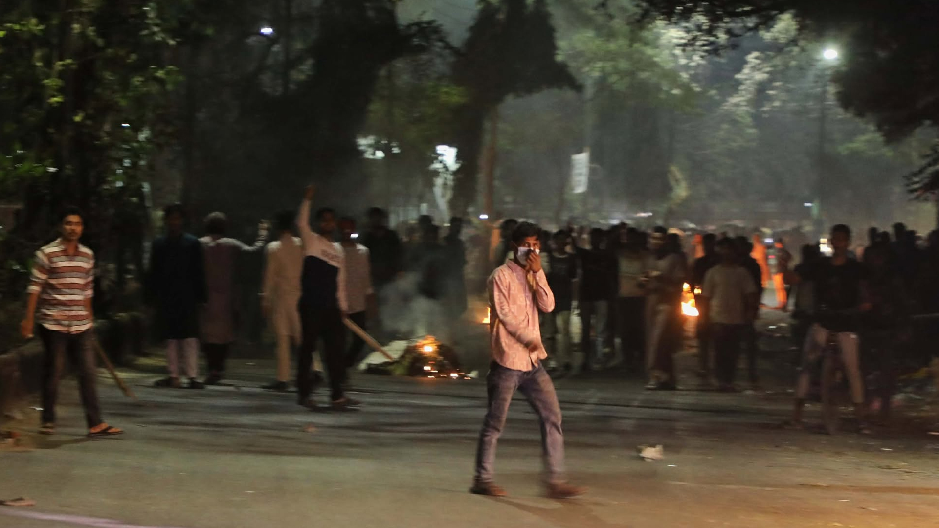 রাজধানীর শাহবাগে পুলিশের সঙ্গে ইনকিলাব মঞ্চের নেতাকর্মীদের সংঘর্ষ। ছবি: স্টার