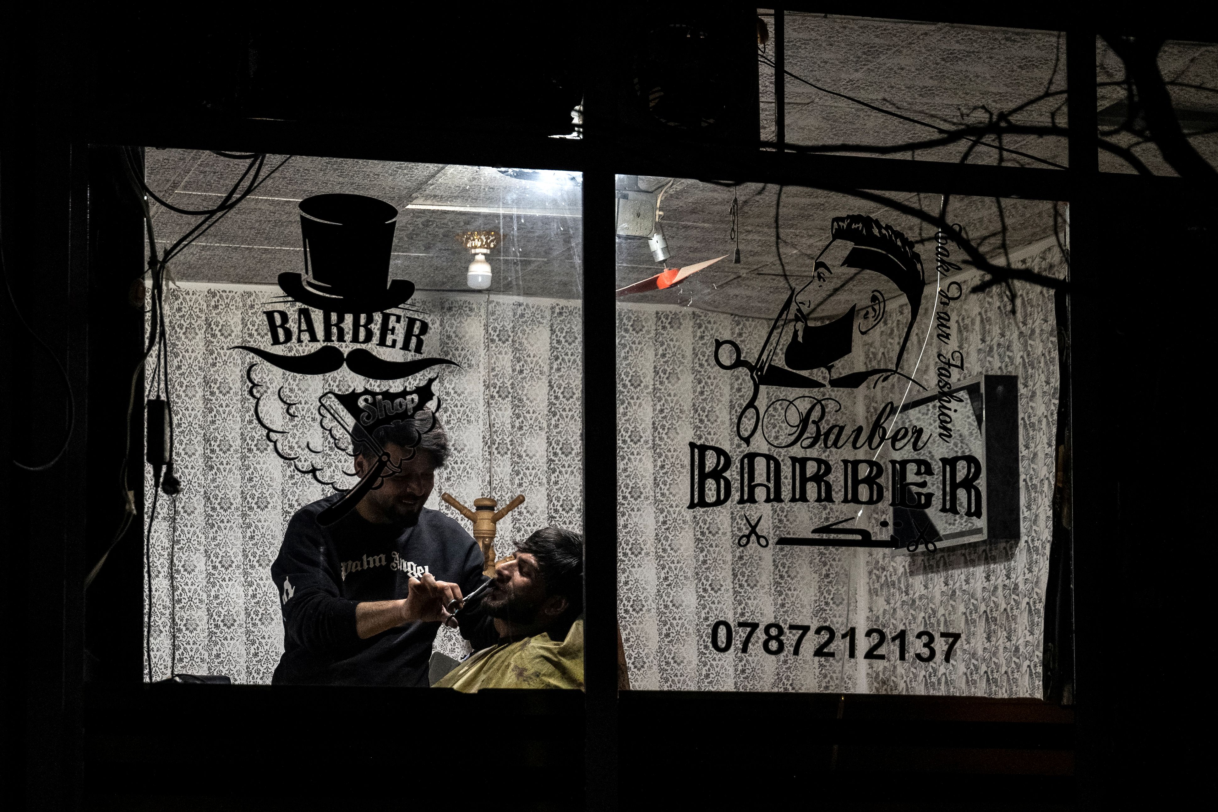 Afghan barber/afp