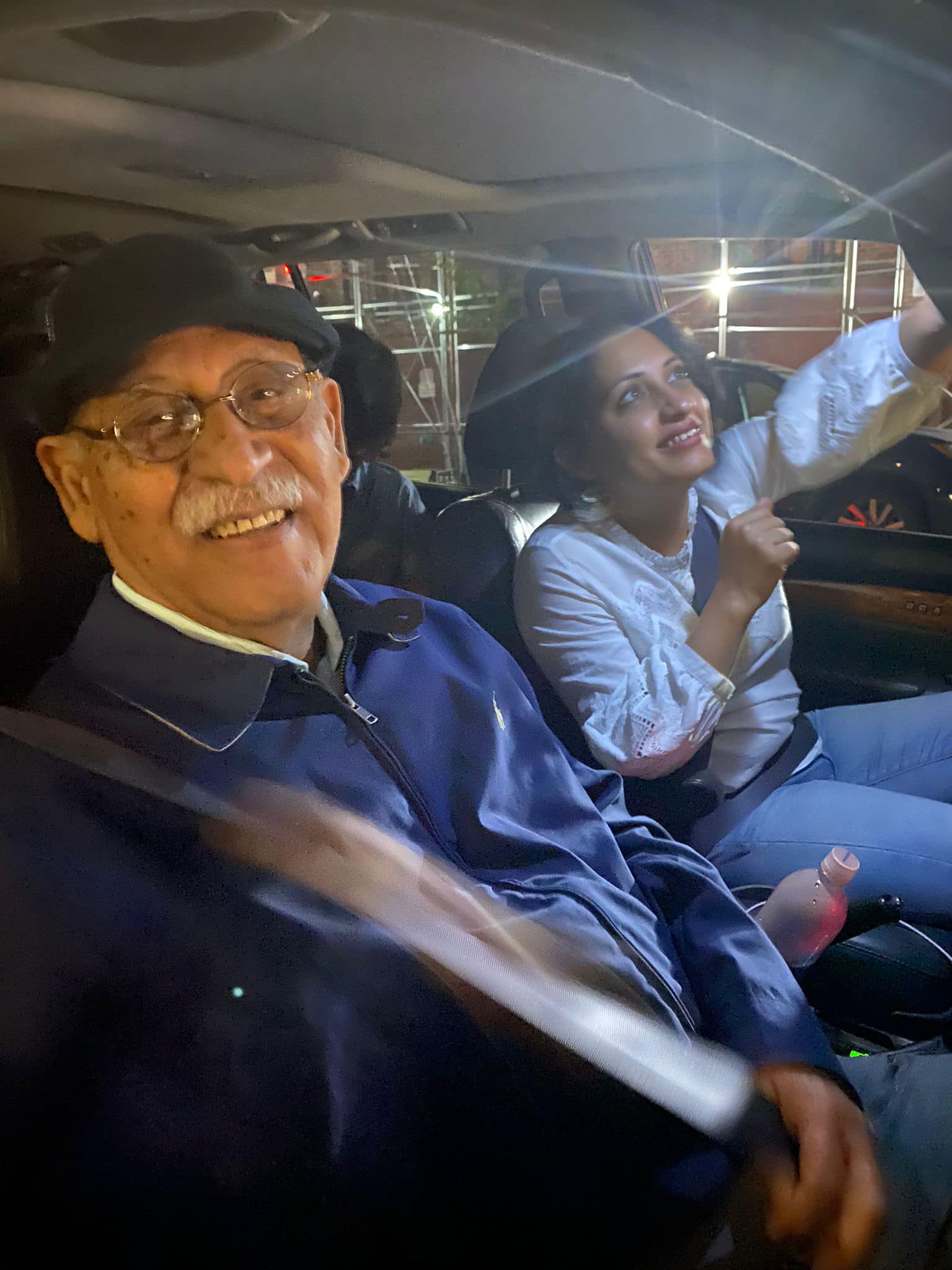 বাবা আবুল হায়াতের সঙ্গে বিপাশা। ছবি: ফেসবুক