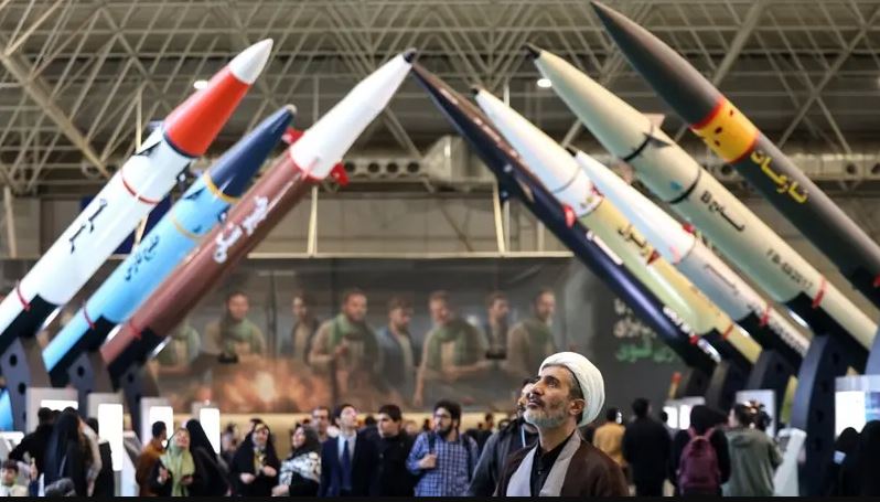 তেহরানে ক্ষেপণাস্ত্র প্রদর্শনী। ফাইল ছবি: রয়টার্স