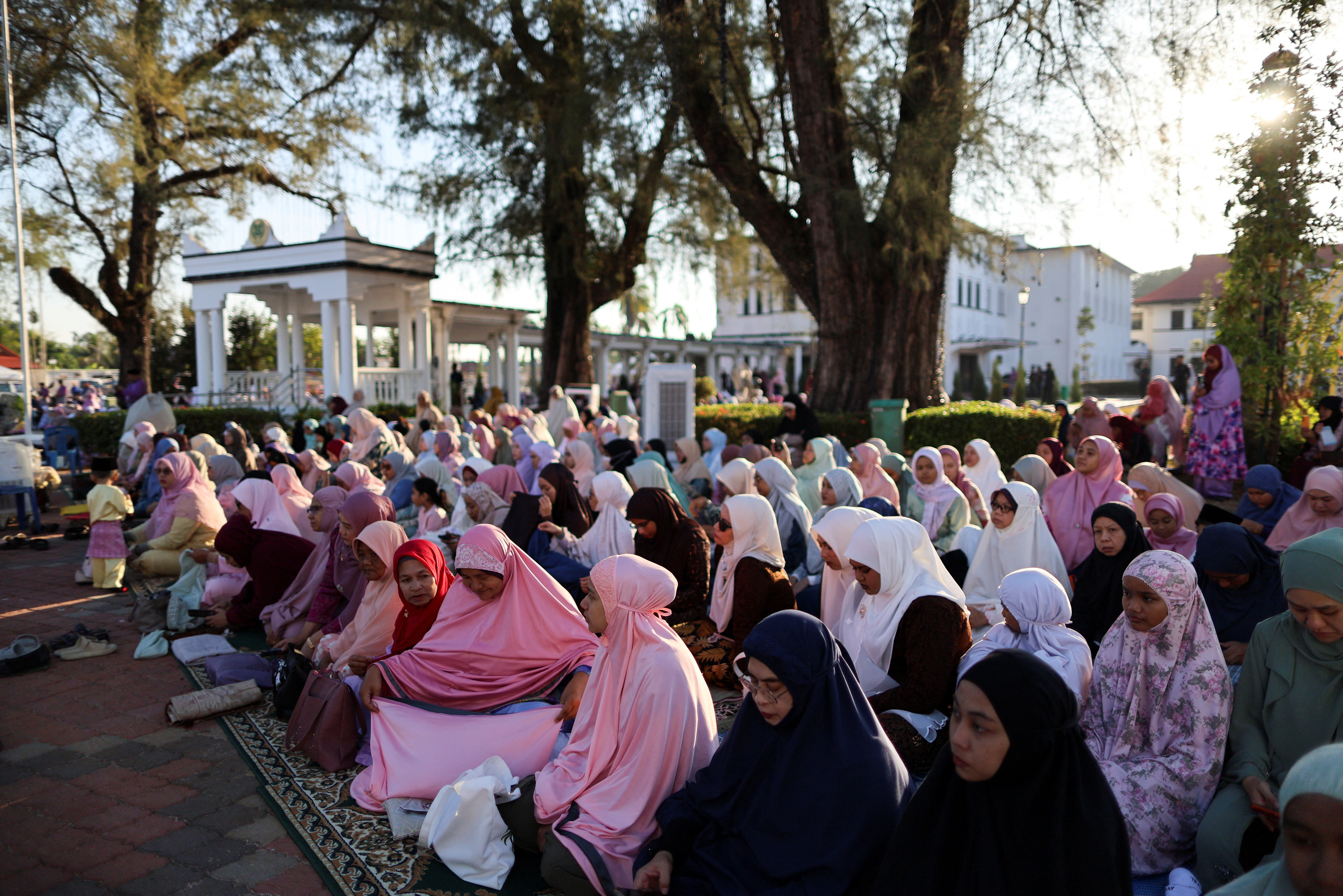 মালয়েশিয়ার নারীরা ঈদুল ফিতরের নামাজ আদায় করছেন। ছবি: রয়টার্স