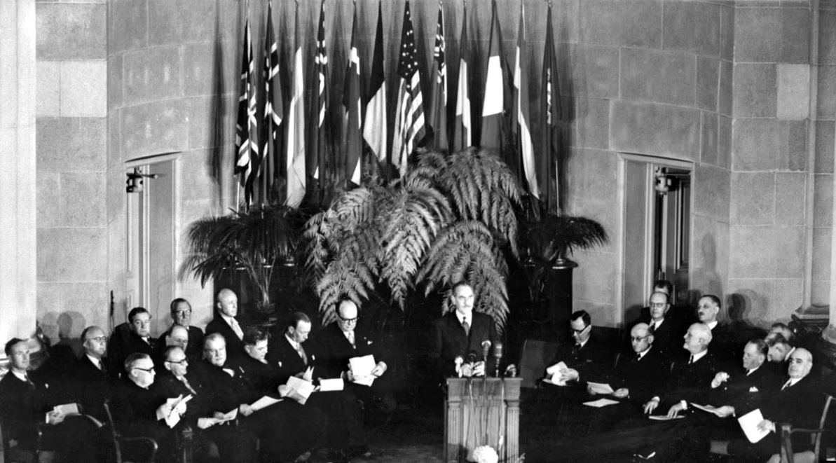 ১৯৪৯ সালে ন্যাটো জোট গঠনের সেই ঐতিহাসিক মুহুর্ত। ফাইল ছবি: এএফপি