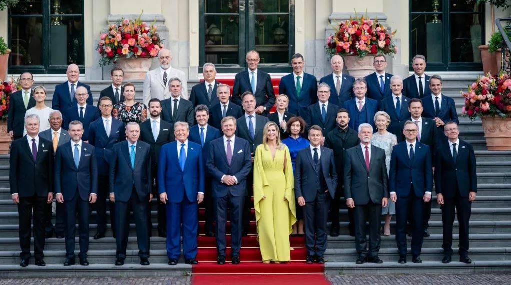 হেগে নেদারল্যান্ডের রাজা-রানীর সঙ্গে ন্যাটো জোটের নেতারা। ফাইল ছবি: রয়টার্স (২০২৫)