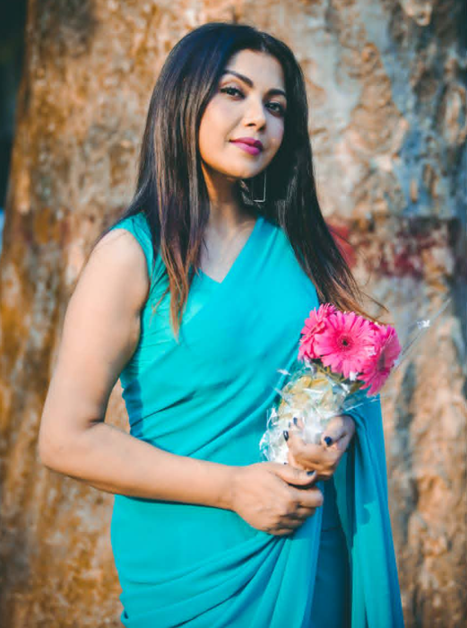 ফুল হাতে সুষমা সরকার। ছবি: সংগৃহীত