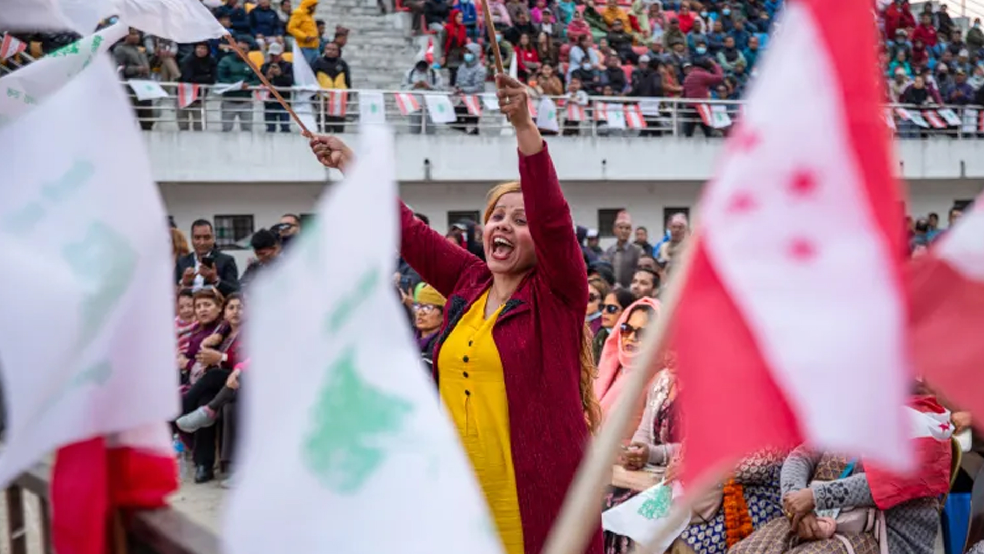 ১ মার্চ কাঠমান্ডুতে একটি রাজনৈতিক দলের নির্বাচনী সমাবেশে সমর্থকদের উচ্ছ্বাস। ছবি: এপি