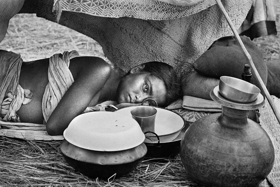 মুক্তিযুদ্ধে পাকিস্তানি সেনাদের দ্বারা ধর্ষণের শিকার হওয়া এক বীরাঙ্গনা। ছবি: রঘু রাই/ম্যাগনাম ফটোজ