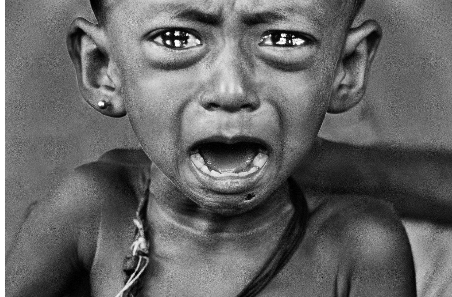 শরণার্থী ক্যাম্পে ক্ষুধার্ত শিশুর কান্না। ছবি: রঘু রাই/ম্যাগনাম ফটোজ