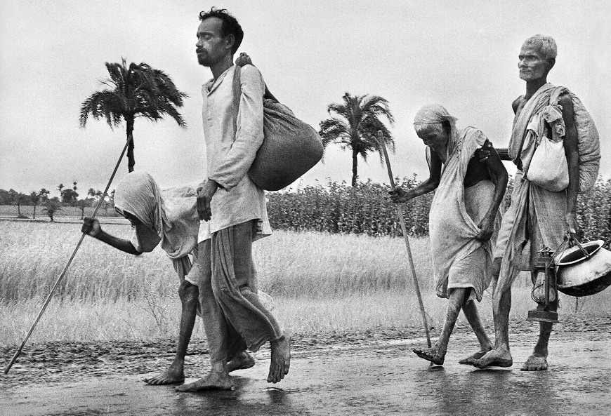 ভিটেমাটি হারা মানুষেরা ছুটছে সীমান্তের পানে। ছবি: রঘু রাই/ম্যাগনাম ফটোজ