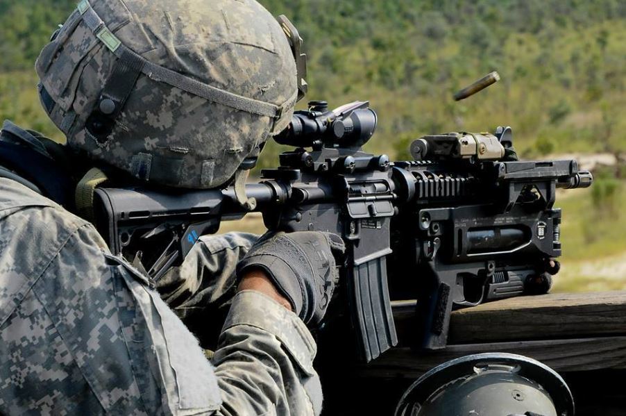 এয়ারবোর্ন ডিভিশনের সেনাদের পছন্দের অস্ত্র এমফোর কারবাইন। ফাইল ছবি: রয়টার্স