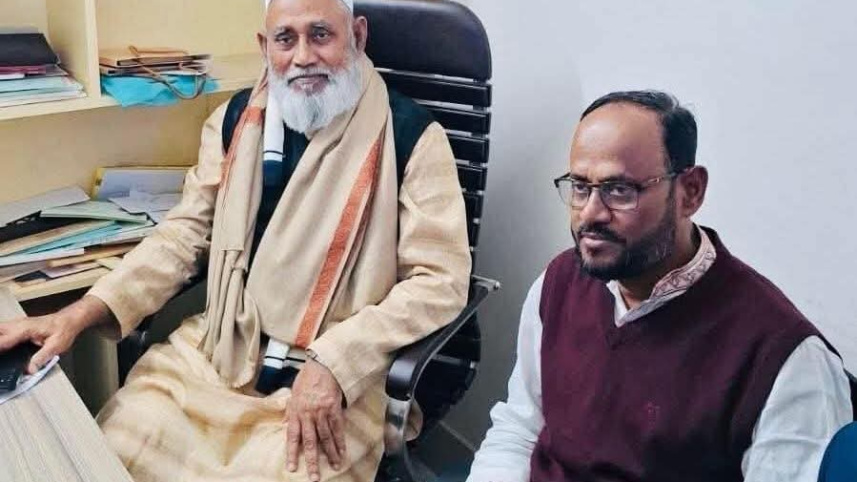 টাঙ্গাইলে নির্বাচনে বিজয়ী আপন দুই ভাই আব্দুস সালাম পিন্টু ও সুলতান সালাহউদ্দিন টুকু। ছবি: স্টার