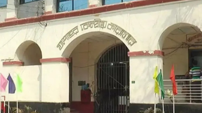 যশোর কেন্দ্রীয় কারাগারে পোস্টাল ব্যালটে ভোট দিয়েছেন একশ বন্দি। ছবি: সংগৃহীত