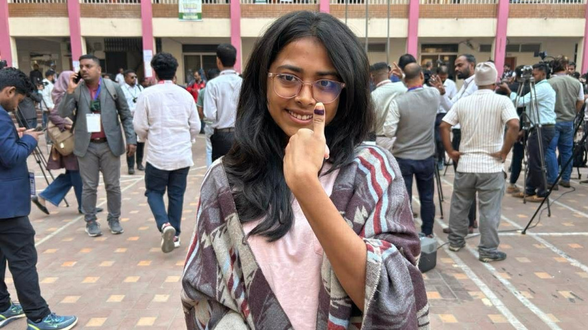 তাজিয়া খান ঢাকা-১৫ আসনে প্রথম ভোট দিয়েছেন। ছবি: স্টার 