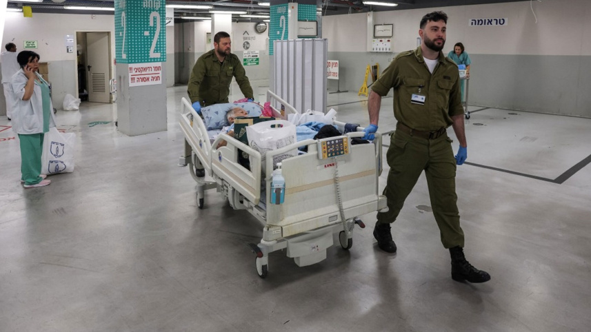 সাইরেনের শব্দ বেজে উঠার পর তেল আবিবের একটি হাসপাতাল থেকে রোগীদের নিরাপদ জায়গায় সরিয়ে নেওয়া হচ্ছে। ২৮ ফেব্রুয়ারি, ২০২৬। ছবি: এএফপি