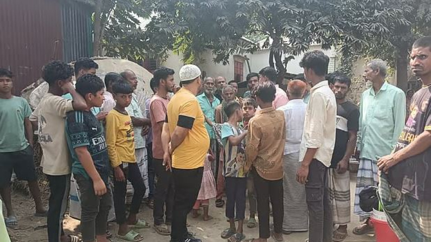 ভৈরবে ভোটকেন্দ্র এলাকায় আইনশৃঙ্খলা রক্ষাকারী বাহিনীর সদস্যদের তাড়া খেয়ে রাজ্জাক মিয়া নামে একজন মারা গেছেন বলে অভিযোগ উঠেছে। তাঁর মরদেহ দেখতে স্থানীয় লোকজন তাঁর বাড়িতে জড়ো হন। বৃহস্পতিবার দুপুরেছবি: প্রথম আলো