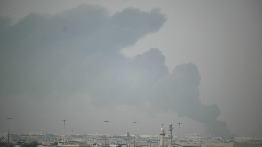কাতারের রাজধানী দোহায় ইরানি হামলার পর আকাশে ধোঁয়া উড়তে দেখা যায়। ১ এপ্রিল, ২০২৬। ছবি: এএফপি