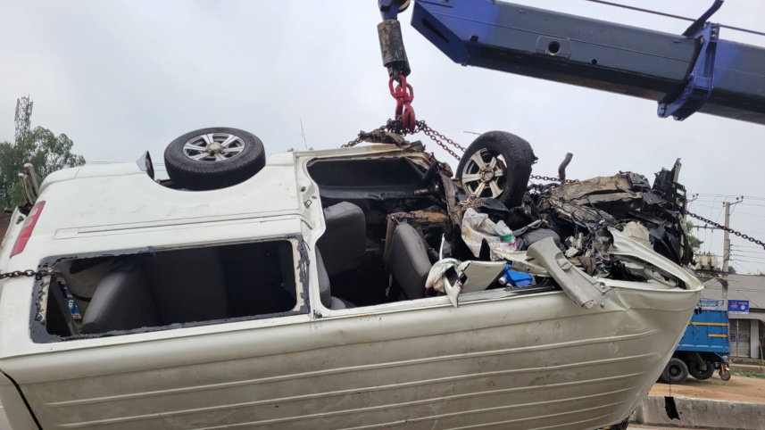 বগুড়ার শেরপুরে দুর্ঘটনাকবলিত মাইক্রাবাস