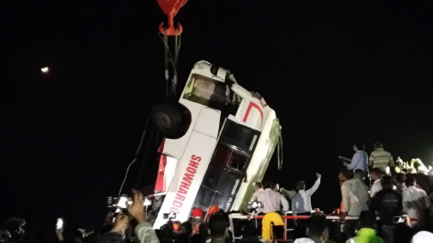 নদীতে বাস