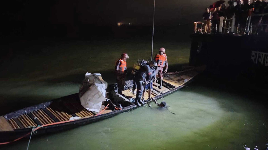 দৌলতদিয়ায় বাস নদীতে