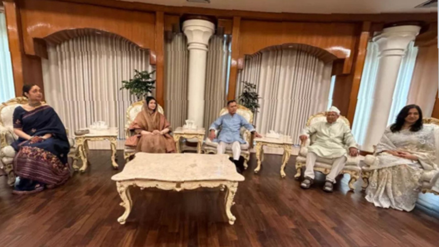 বিদেশী কূটনীতিকদের সঙ্গে প্রধানমন্ত্রীর শুভেচ্ছা বিনিময়।