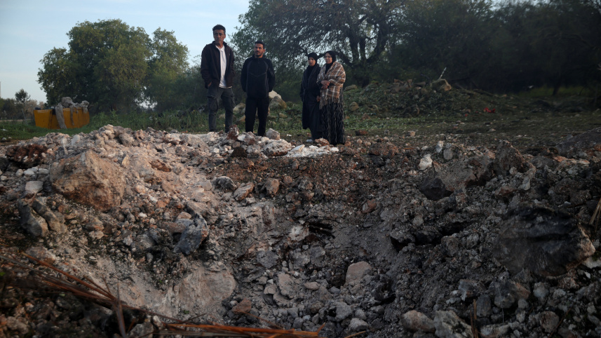 ইসরায়েলের জারজির শহরে ইরানের ক্ষেপণাস্ত্রের আঘাতে মাটিতে বড় গর্ত তৈরি হয়। ছবি: রয়টার্স