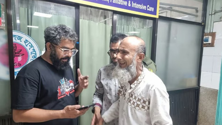 হাসপাতালের মর্গের সামনে আহাজারি করছেন রাকিব আহমেদের বাবা তারিকুল ইসলাম খোকন। ছবি: প্রথম আলো