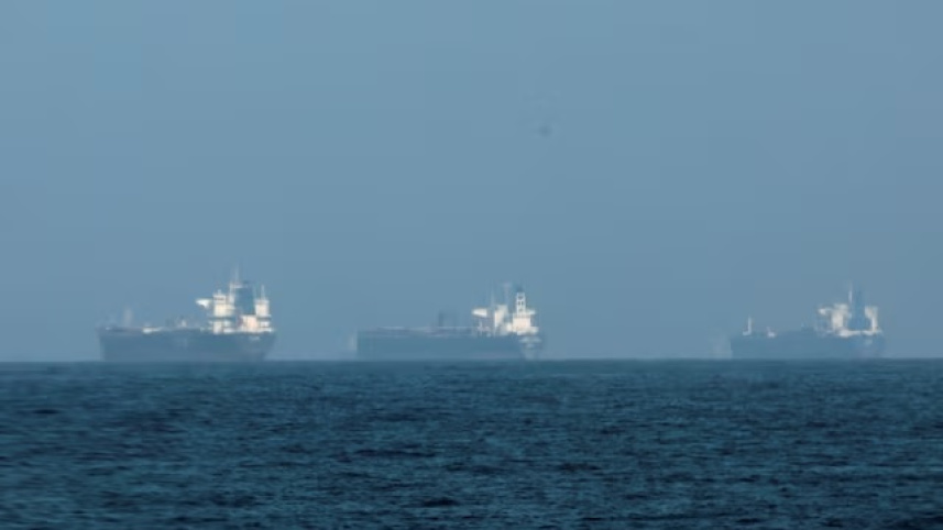 সংযুক্ত আরব আমিরাতের ফুজাইরাহ উপকূলে আটকে পড়া তেলবাহী ট্যাঙ্কার। ছবি: রয়টার্স