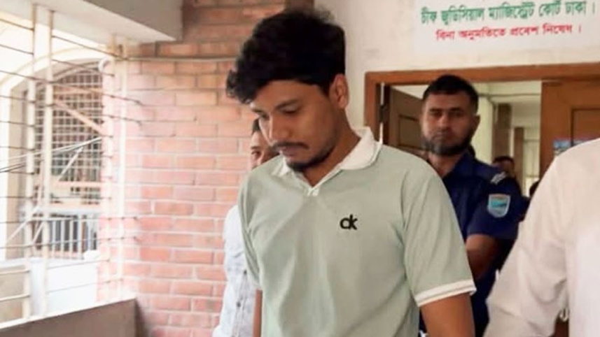 আদালত প্রাঙ্গণে অভিযুক্ত এহসানুর হক মাহিম। ছবি: সংগৃহীত 