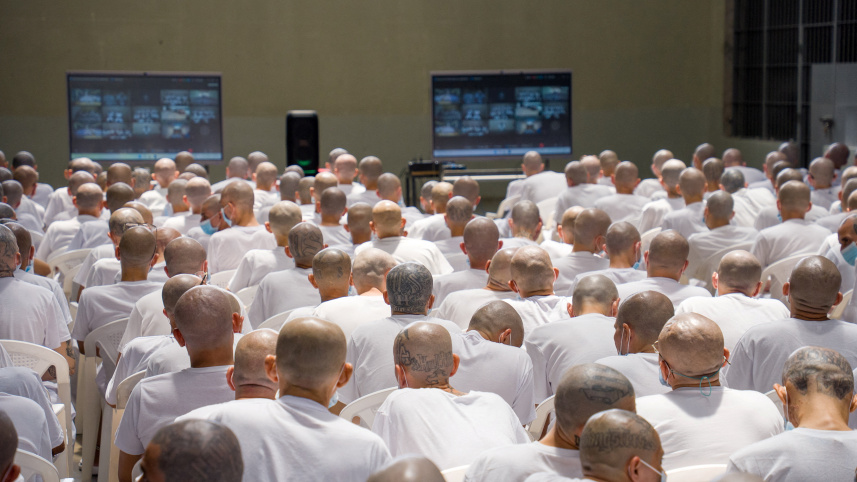 ভিডিও লিংকের মাধ্যমে কারাগার থেকে কয়েদীরা শুনানিতে অংশ নেন। ছবি: রয়টার্স