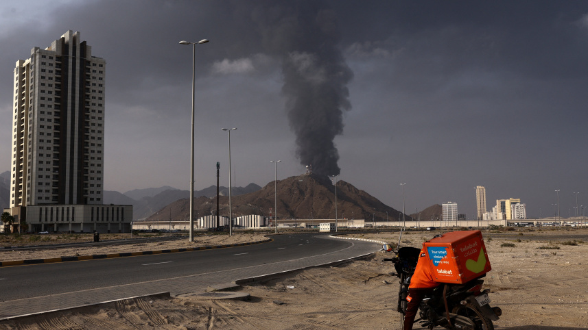 আমিরাতের ফুজাইরাহ অঞ্চলের তেল পরিশোধনাগারে ইরানের ড্রোন হামলা। ফাইল ছবি: রয়টার্স (৩ মার্চ ২০২৬)