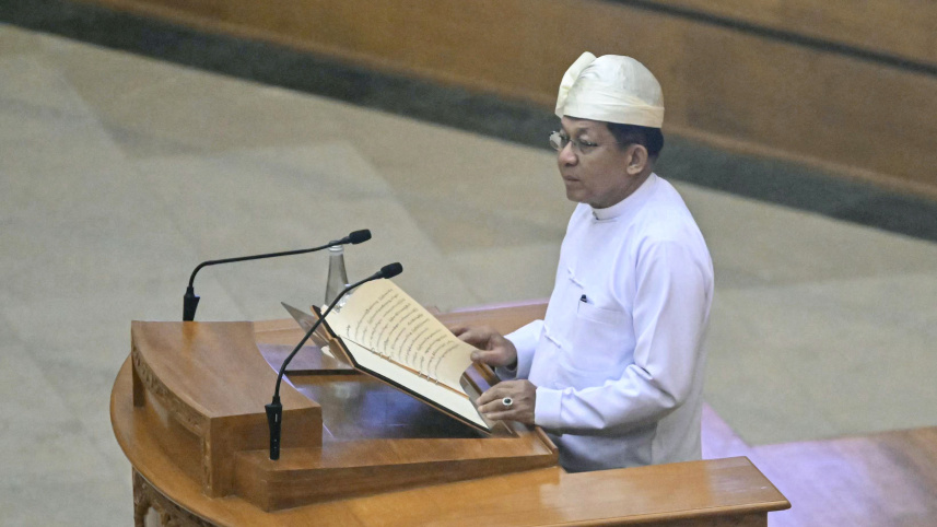 শপথ নিচ্ছেন মিয়ানমারের সাবেক সেনাপ্রধান মিন অং হ্লাইং । ছবি: এএফপি